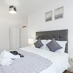 Spacious 3 Bed 1 Bath Hse W Guest Toilet W Parking Near Excel - E16