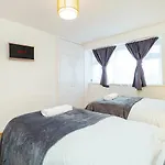 Spacious 3 Bed 1 Bath Hse W Guest Toilet W Parking Near Excel - E16